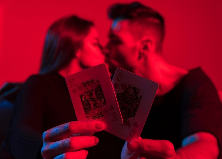 Pengguna mobile membaca panduan referral